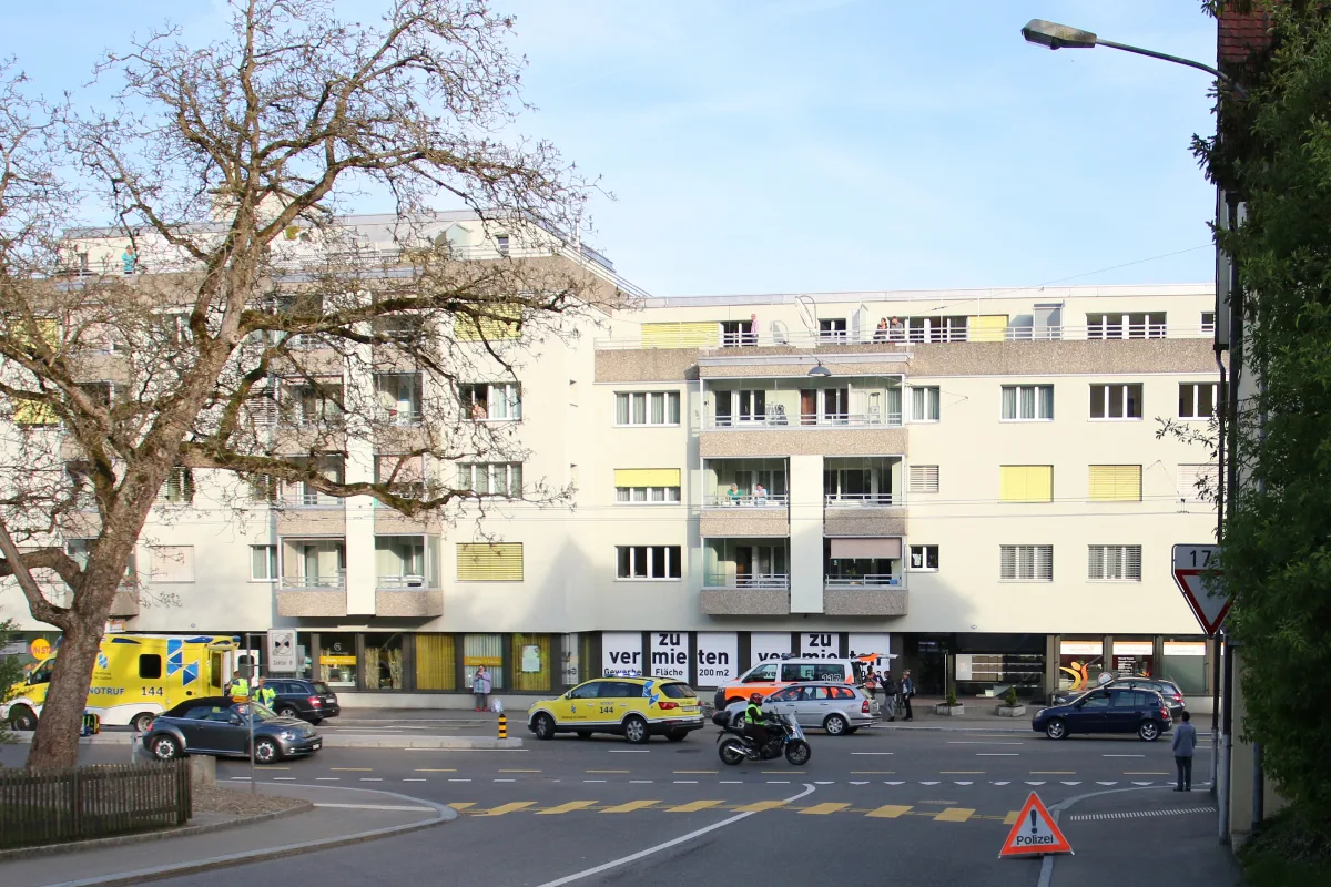 St. Gallen SG - Velofahrerin kollidiert mit Mittelschutzinsel