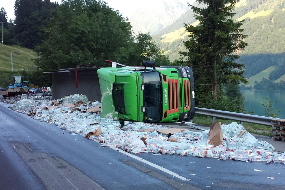 Sattelschlepper unterhalb des Tunnels Lungern umgekippt