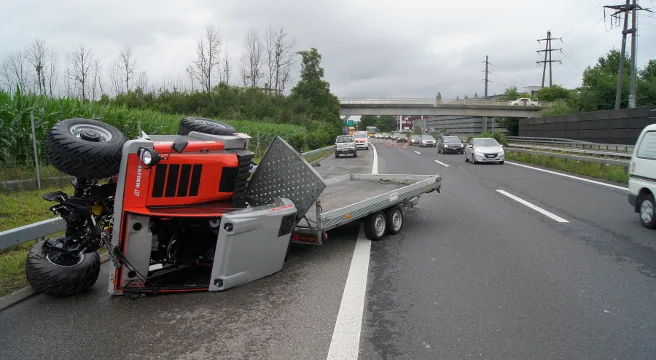 Risch Rotkreuz: Traktor fällt von Anhänger