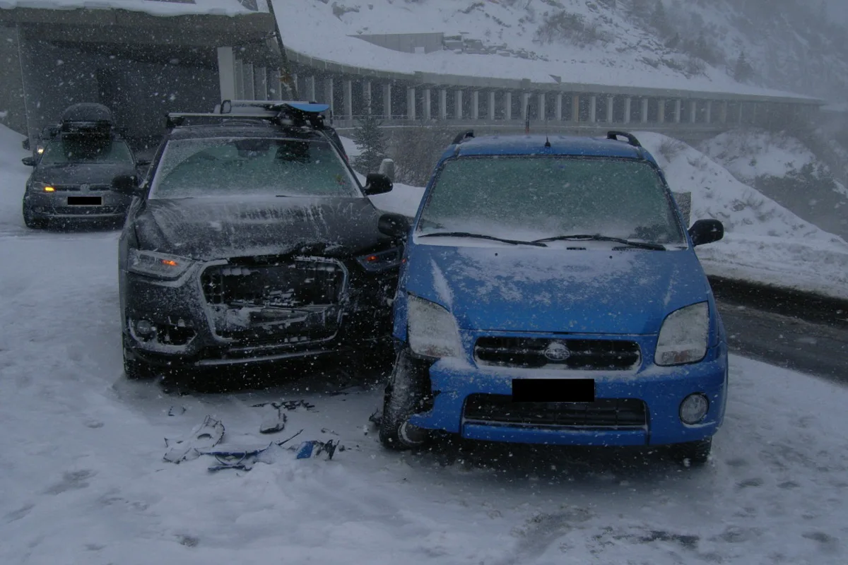 Andermatt: Auf schneebedeckter Strasse verunfallt