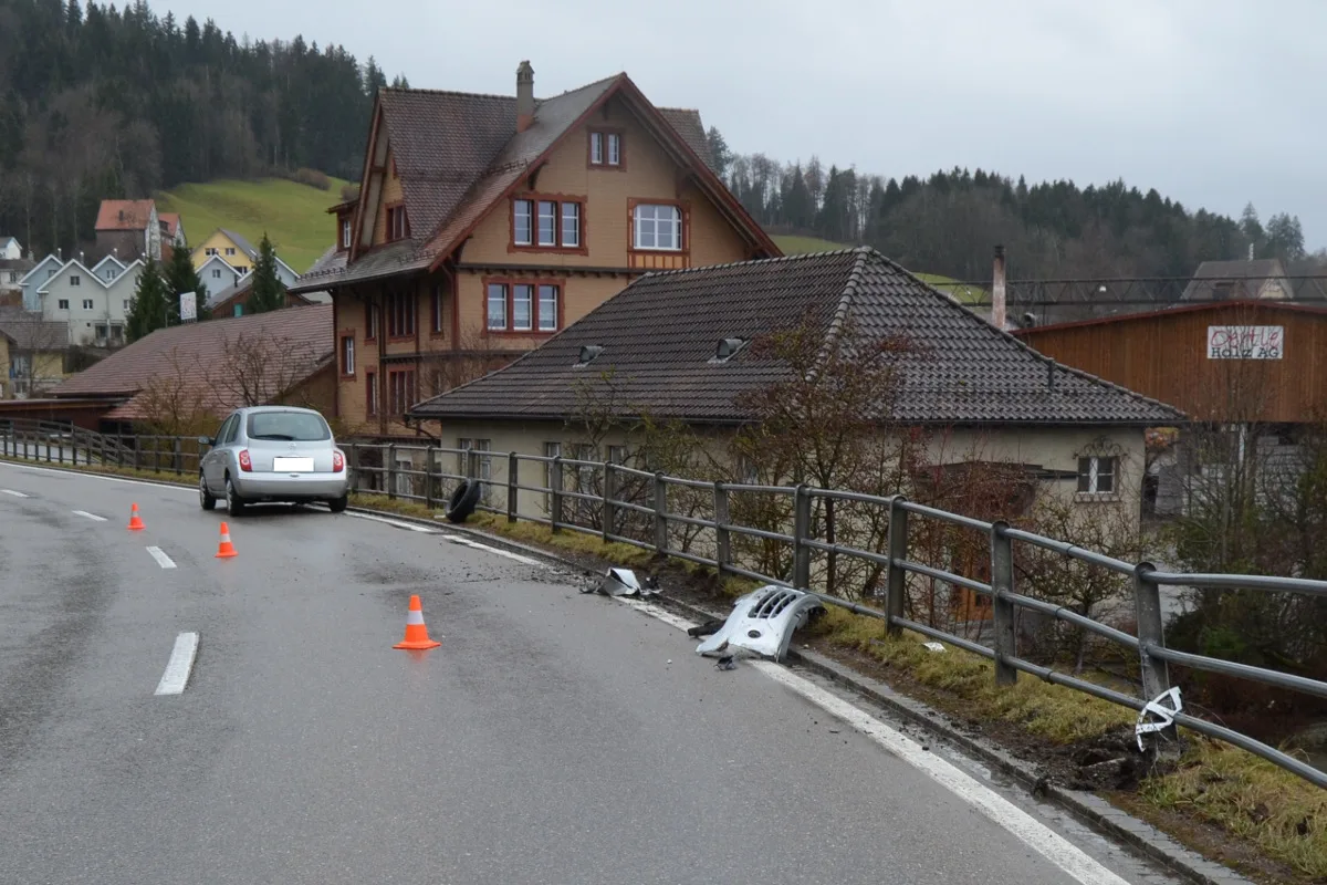Schachen bei Herisau AR - Auto kollidiert mit Röhrenzaun