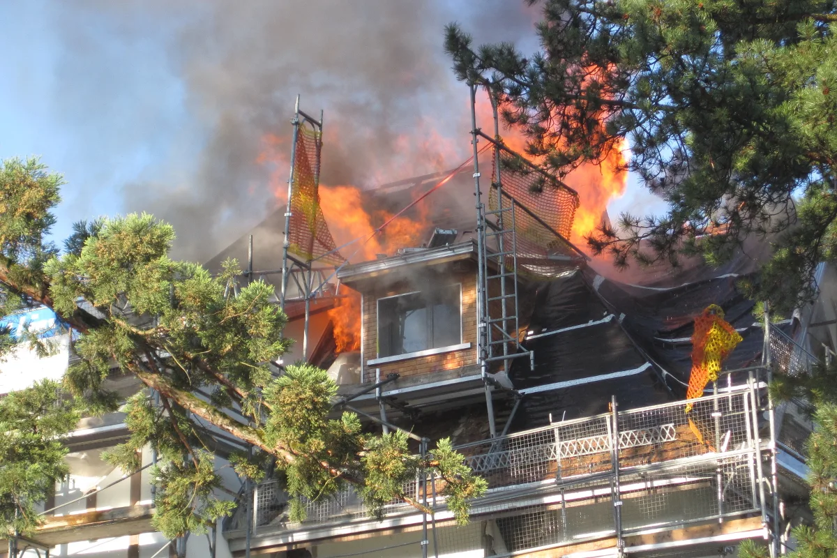 Über eine Mio. Franken Sachschaden nach Dachstockbrand in Zollikon