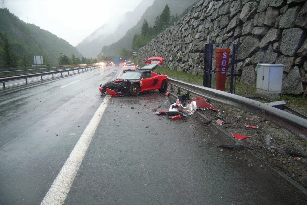Gurtnellen: Ferrari-Crash bei Überholmanöver auf der A2