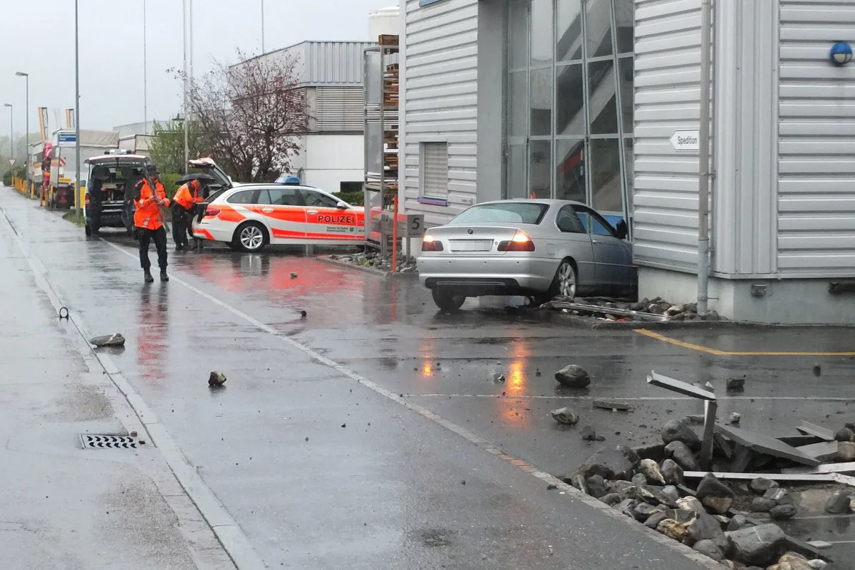 Rapperswil-Jona: Mit BMW in Kurve verunfallt - Zeugenaufruf