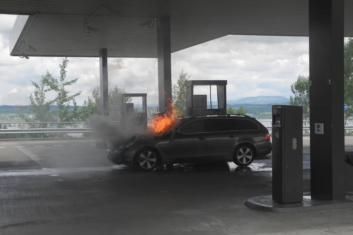 Auto bei Tankstelle in Freienbach in Brand geraten