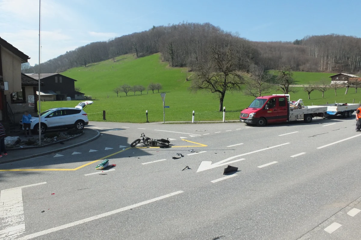 Maseltrangen SG - Am Autoradio hantiert: Töfffahrer (18) abgeschossen