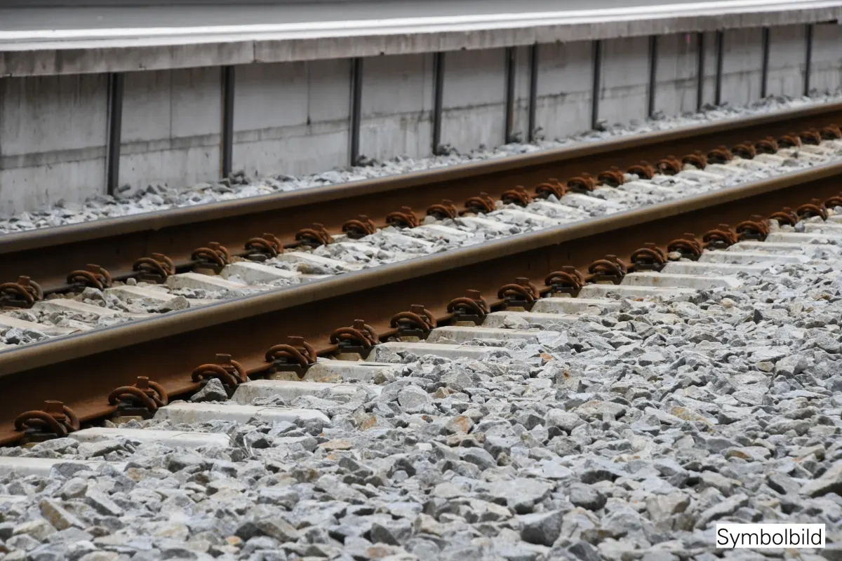 St. Gallen SG - Betagter Autolenker fährt auf Bahntrasse