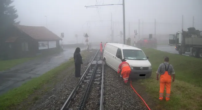 Kleinbus fährt in Andermatt auf Bahngleis