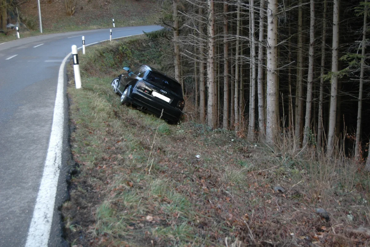 Auto nach Alleinunfall in Wolfhalden stehen gelassen