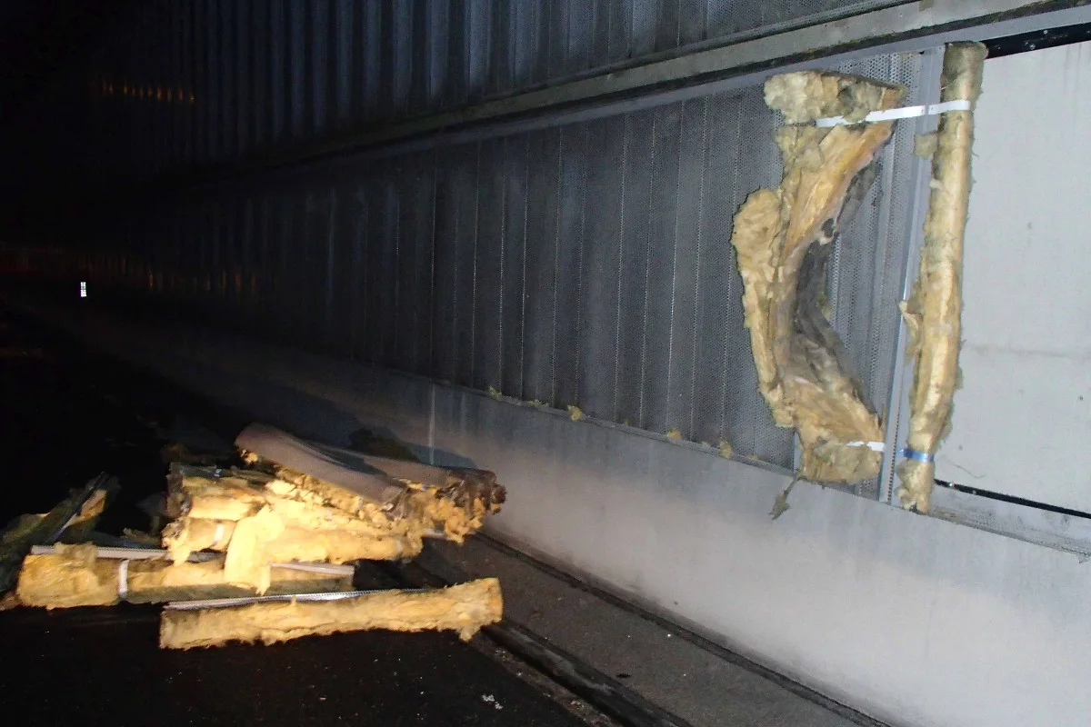 Brittnau/A2: Lärmschutzwand durch unbekannten Lastwagen beschädigt