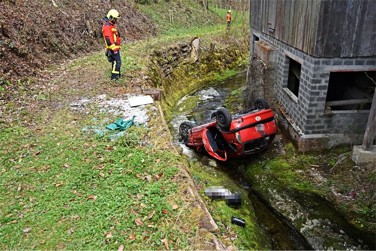 Degersheim SG - Mit Auto im Bach gelandet