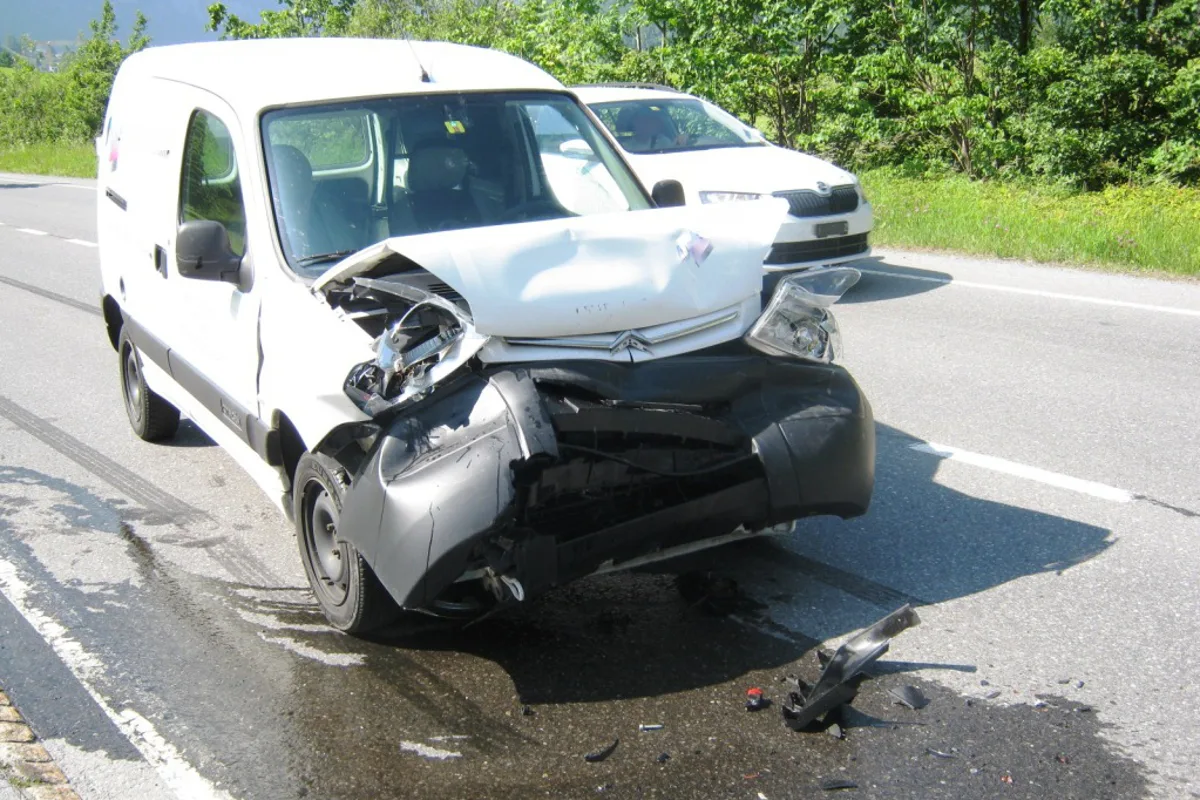 Auffahrcrash in Mitlödi