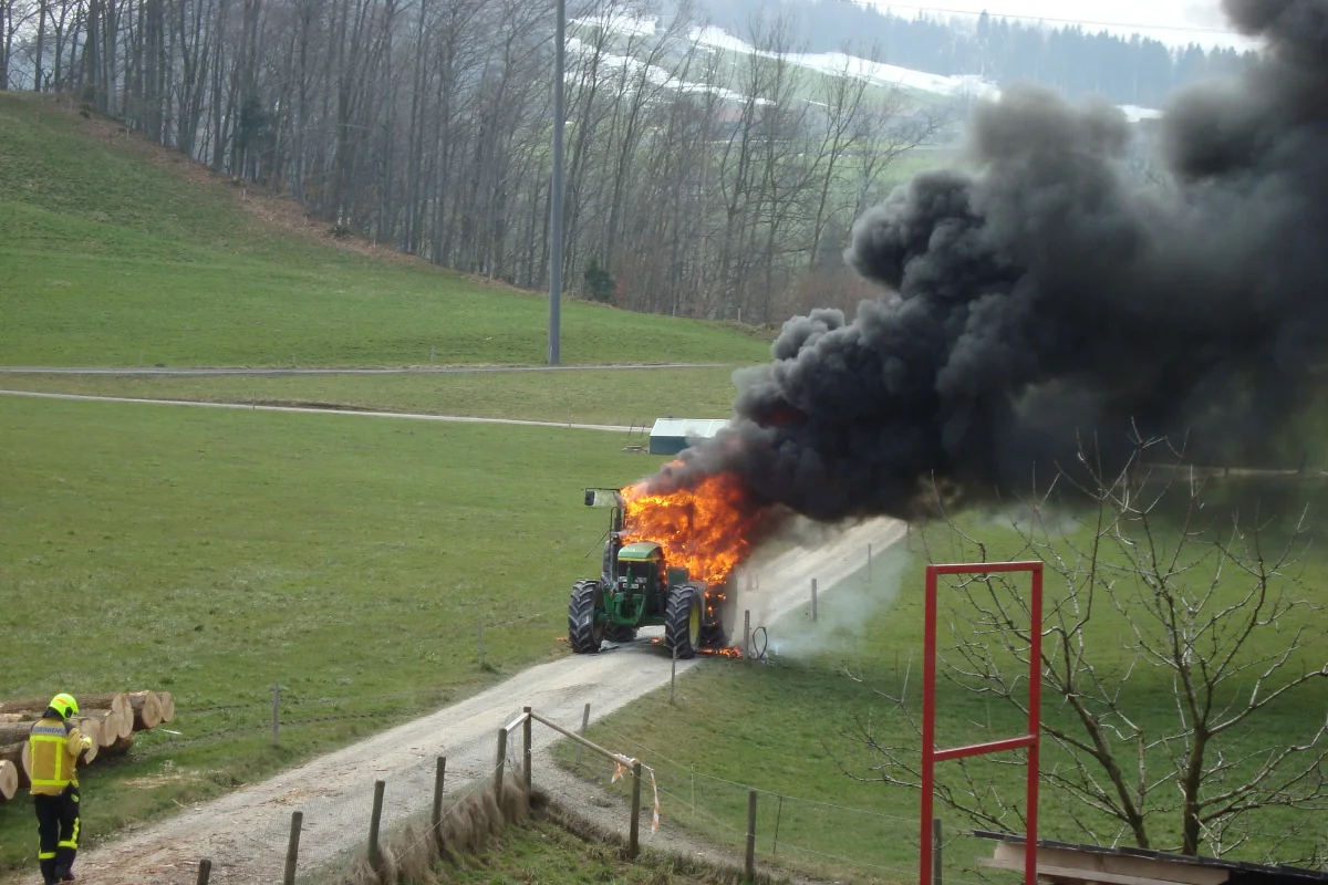 Auto fängt in Gossau Feuer