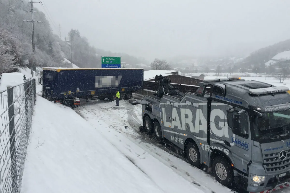 Lichtensteig SG - Sattelschlepper blockiert Strasse