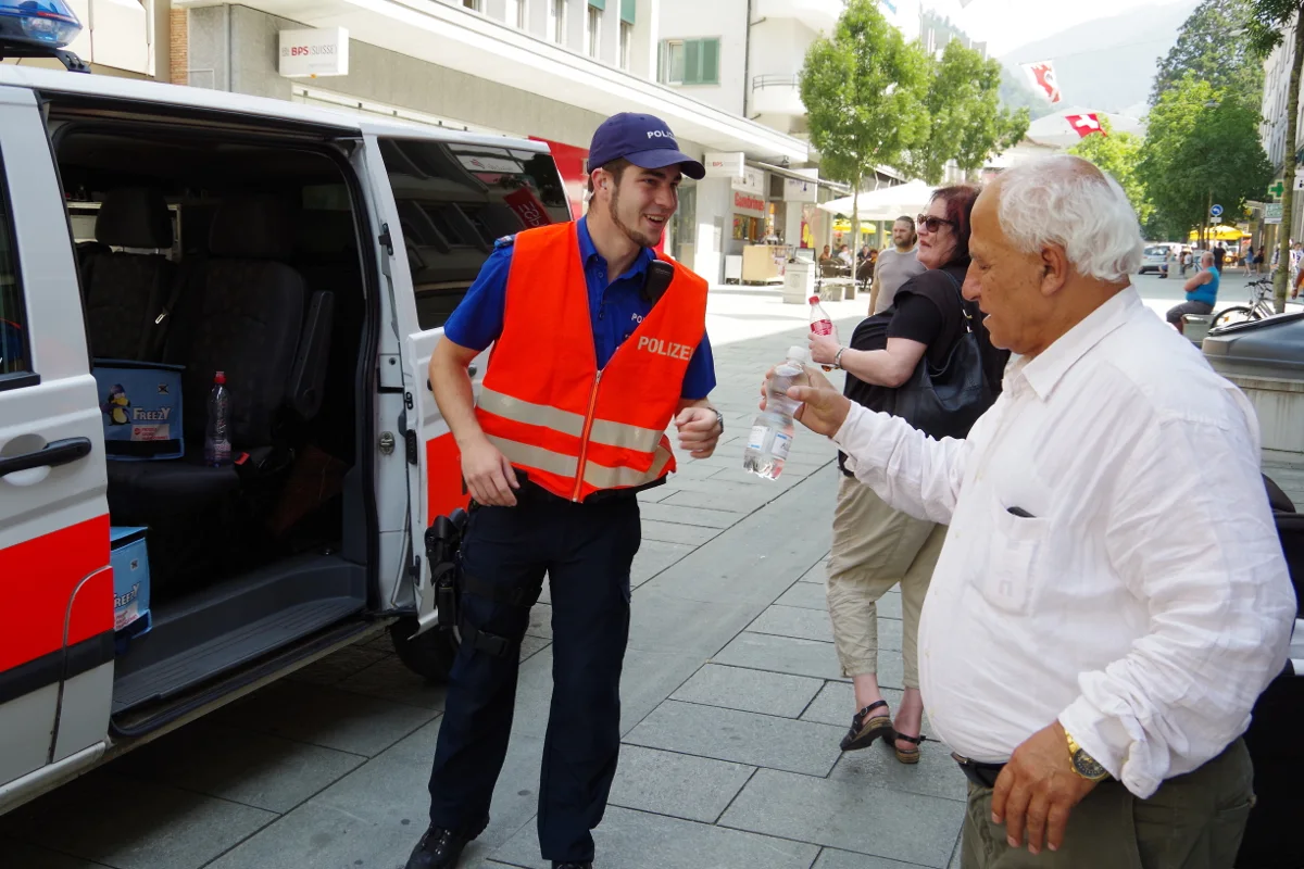 Wegen der brütenden Hitze: Stapo Chur verteilt Wasserflaschen