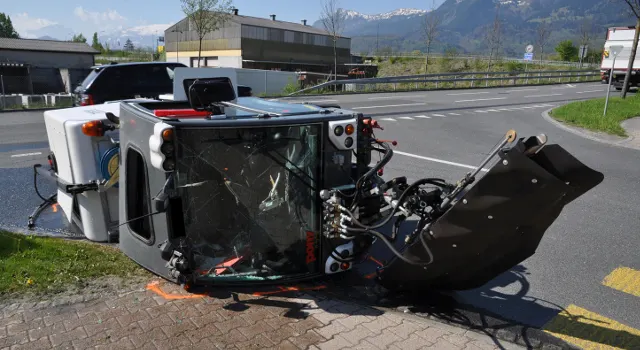 Strassenkehrmaschine in Vaduz umgekippt