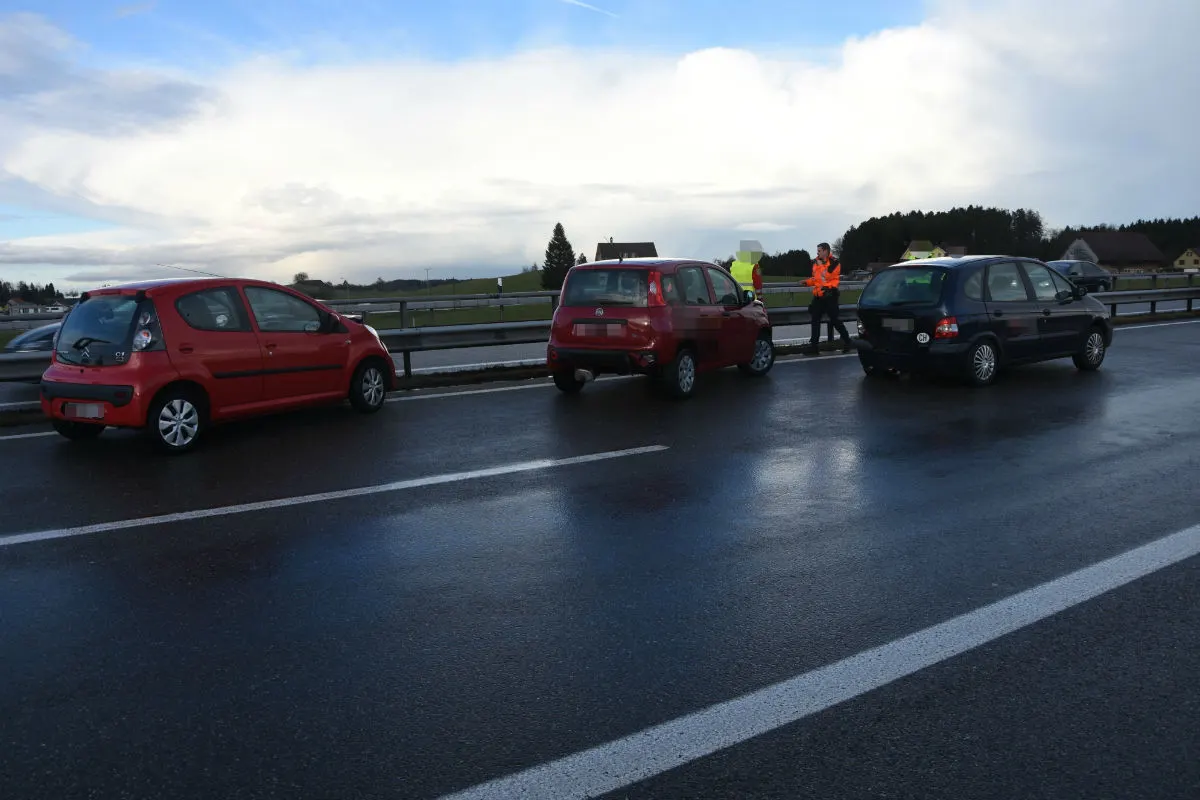 Niederwil SG - Auffahrkollision mit vier Autos
