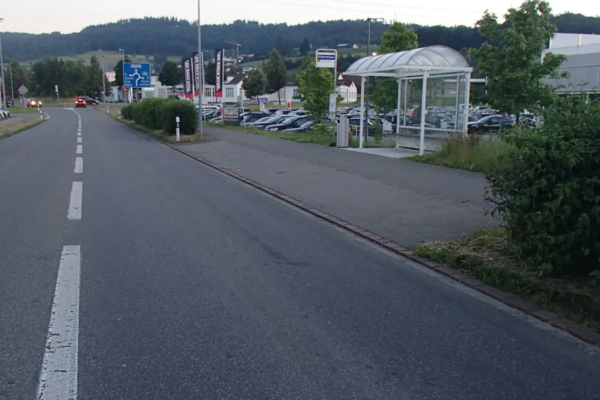 Zeugenaufruf: Velofahrer bei Streifkollision in Dintikon AG verletzt 