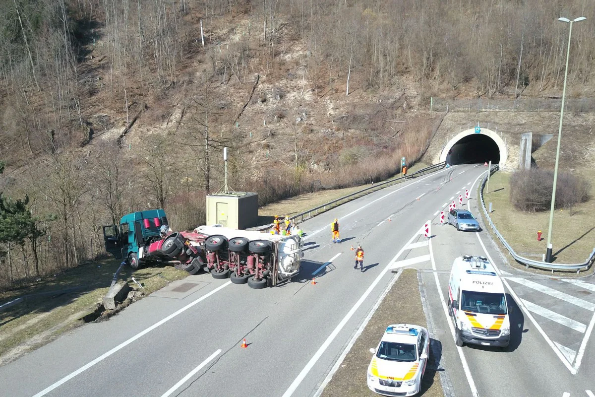 Itingen BL - Sattelschlepper kippt um und sorgt für Stau