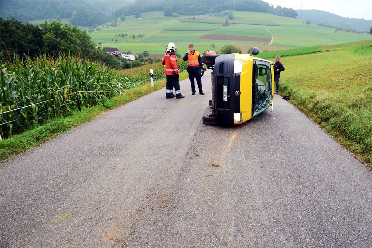 Rothenfluh BL - Personenwagen kippt bei Selbstunfall auf die Seite