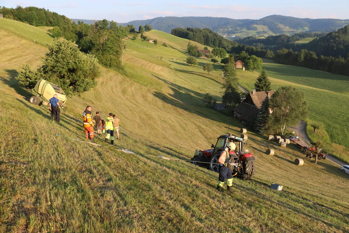 Hirzel ZH - Landwirt mit Traktor schwer verunglückt