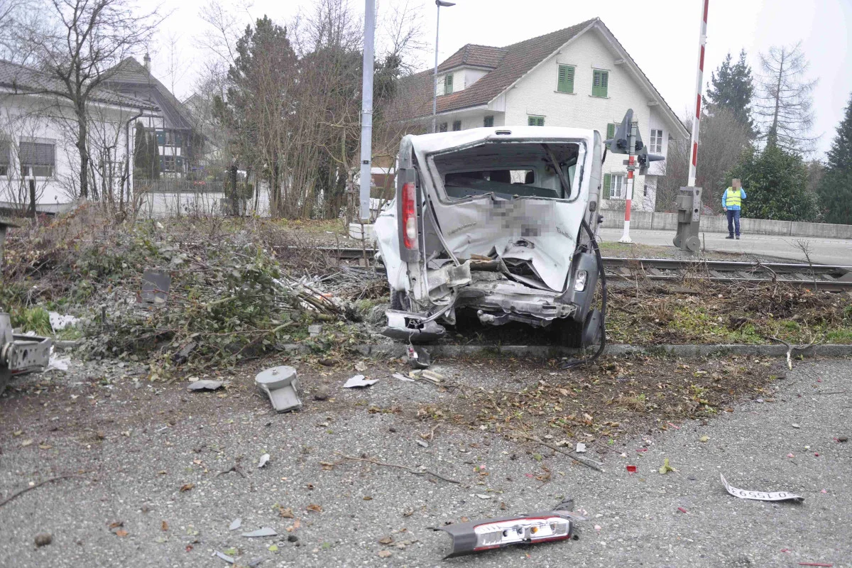 Biberist SO - Lieferwagen auf Bahnübergang von Zug erfasst