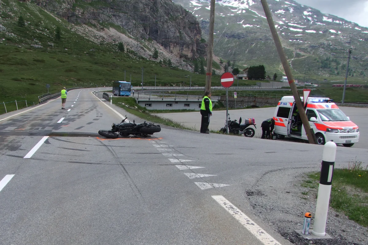 Pontresina: Töfflenker verletzt sich bei Kollision