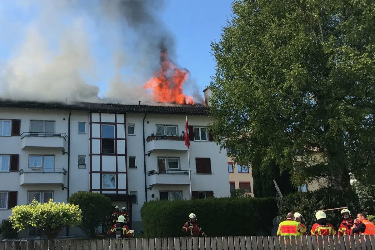 Pfäffikon SZ - Vier Personen bei Brand evakuiert