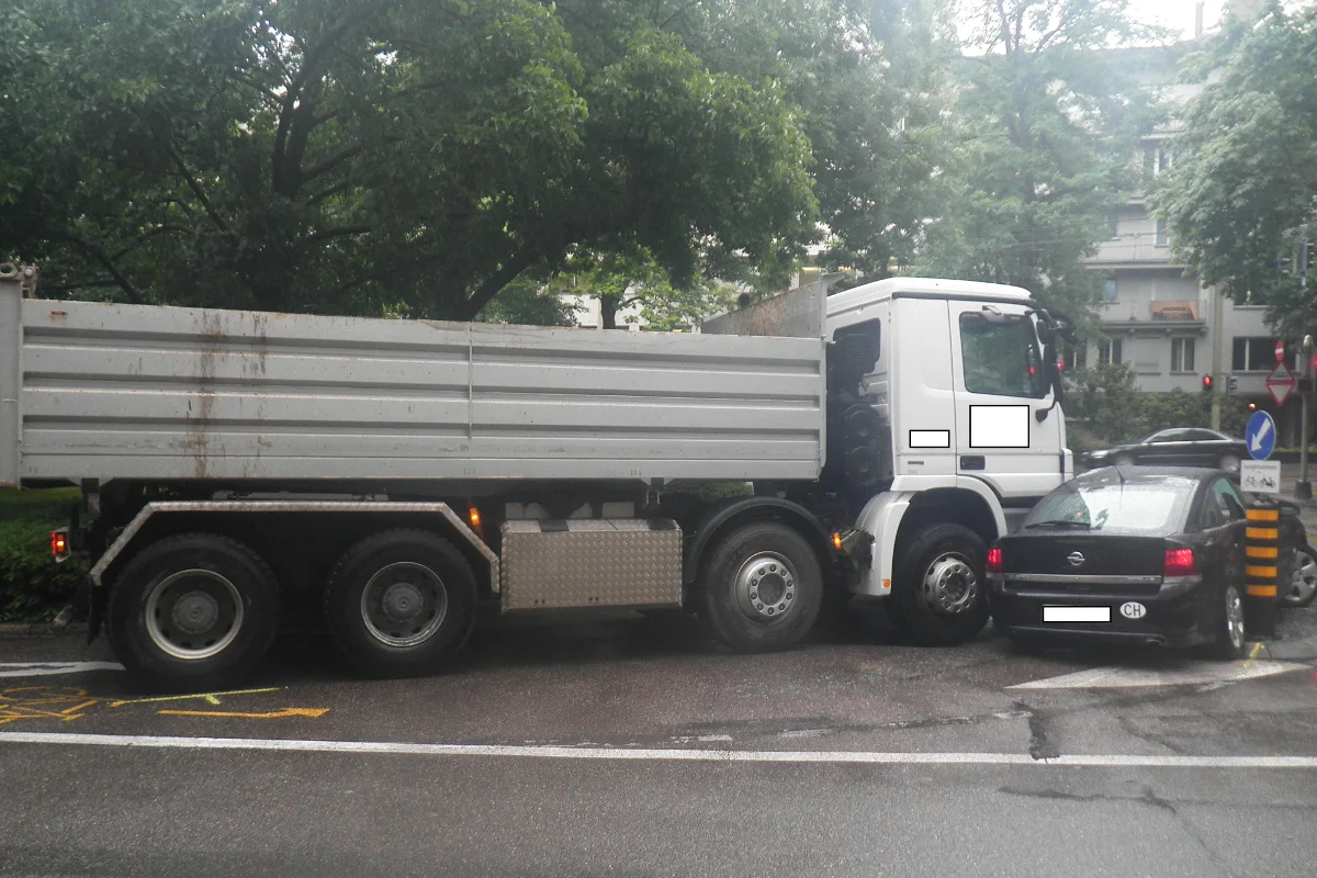 Kollision in Basel führt zu Verkehrsbehinderungen