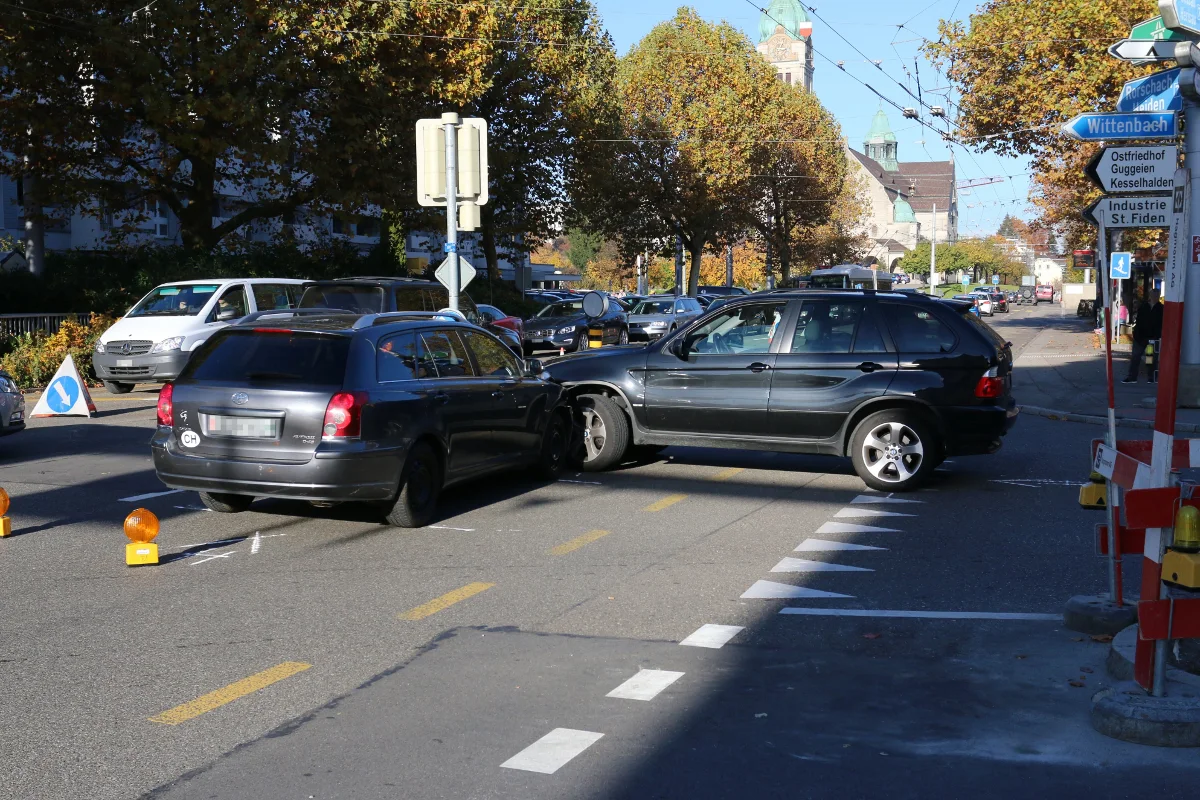Kollision zwischen zwei Autos in St. Gallen