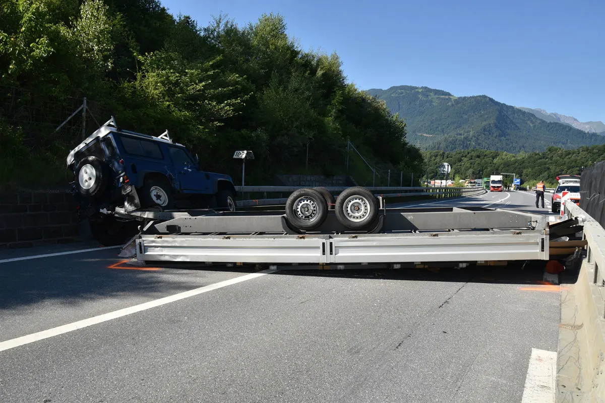 Domat/Ems GR - Mit Anhänger verunfallt