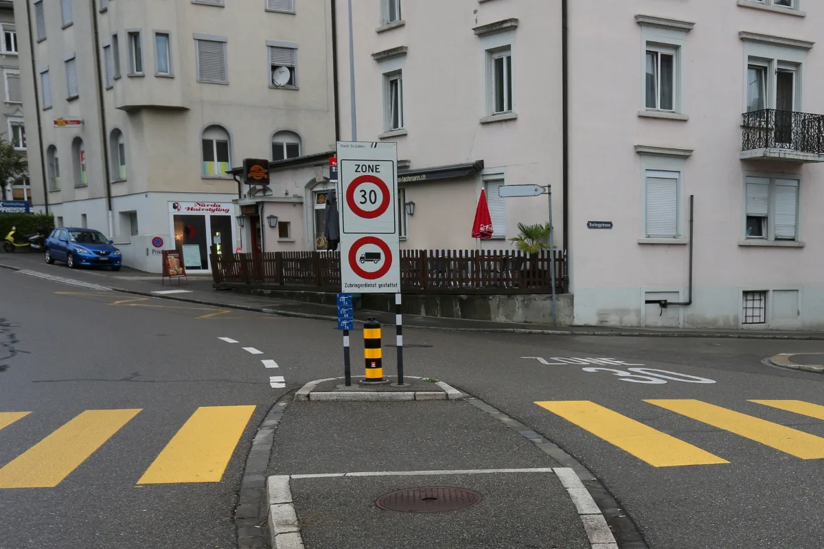 St. Gallen SG - Mit Inselschutzpfosten kollidiert und geflüchtet