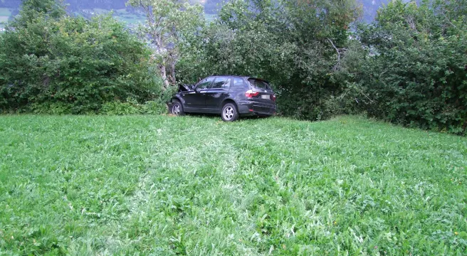 Bei Sarn mit Auto in Baum geprallt