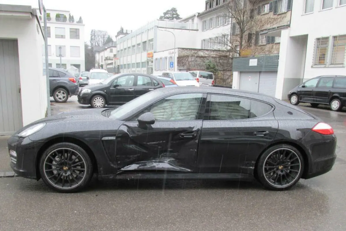 Glarus GL - Vorfahrt missachtet und seitlich kollidiert