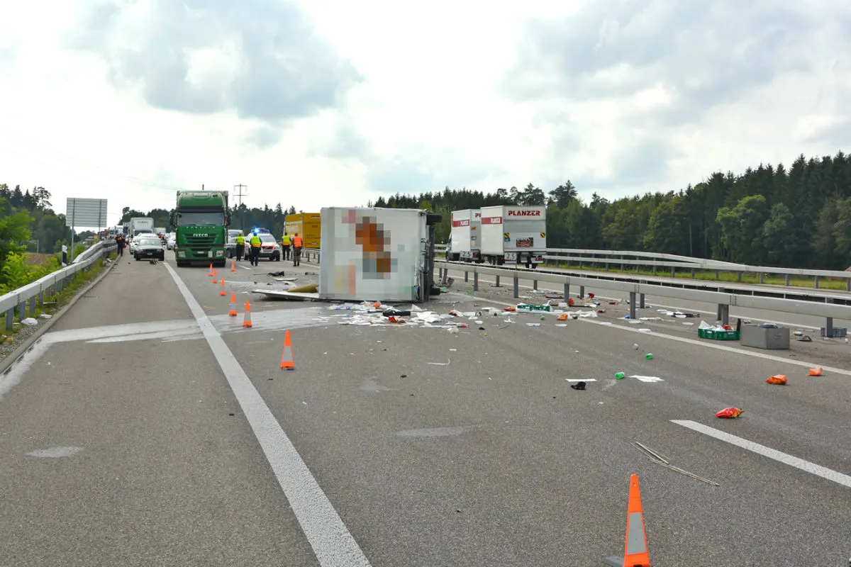 Bertschikon TG: Anhänger nach Auffahrkollision überschlagen