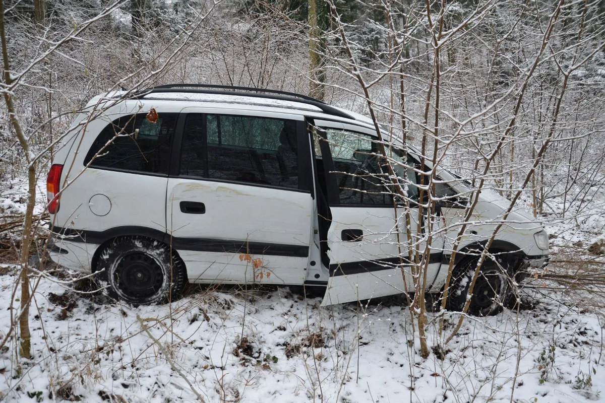 Unfall wegen Glatteis zwischen Blauen und Zwingen