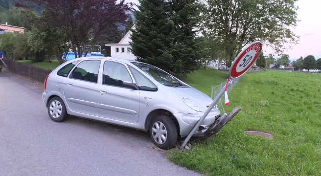 In Frümsen vor Polizei geflüchtet - Endstation Verkehrstafel
