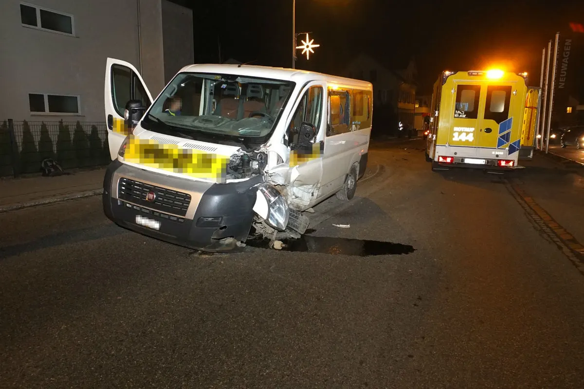 Bütschwil SG - Drei Verletzte bei Crash mit Lieferwagen