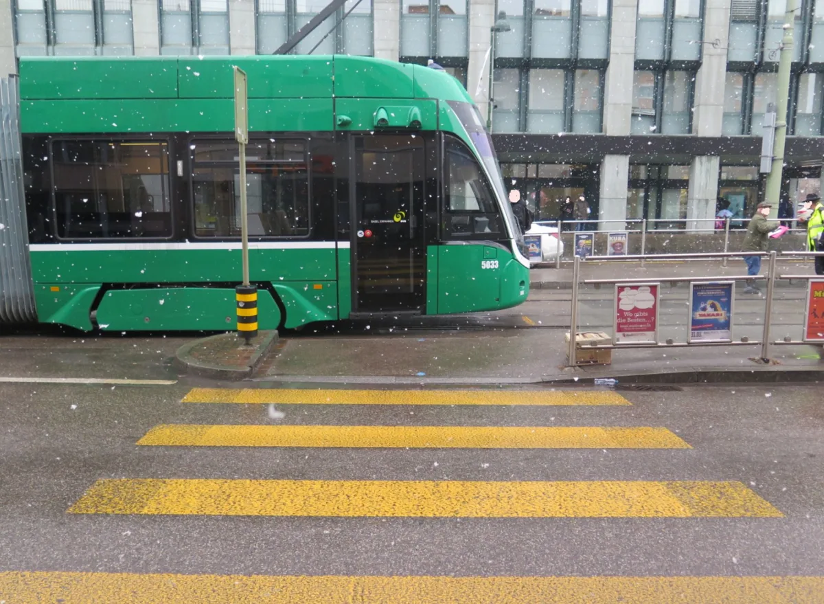 Birsfelden BL: Fussgängerin wird von Tram erfasst und verletzt
