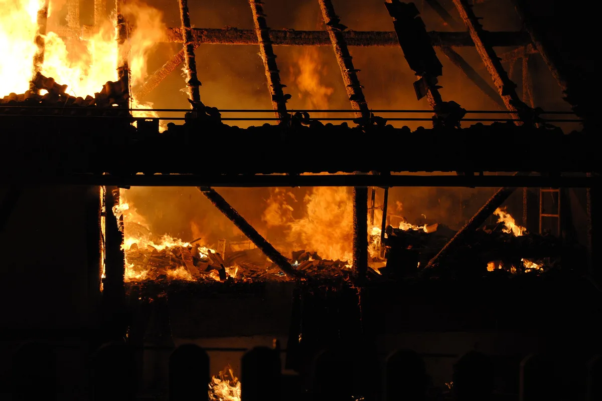 Siblingen SH - Ökonomiegebäude steht in Flammen
