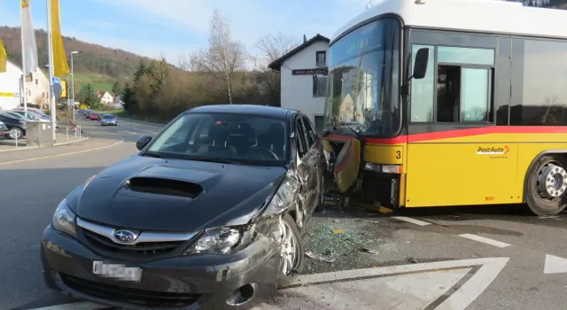 Effingen: Subaru und Postauto prallen zusammen