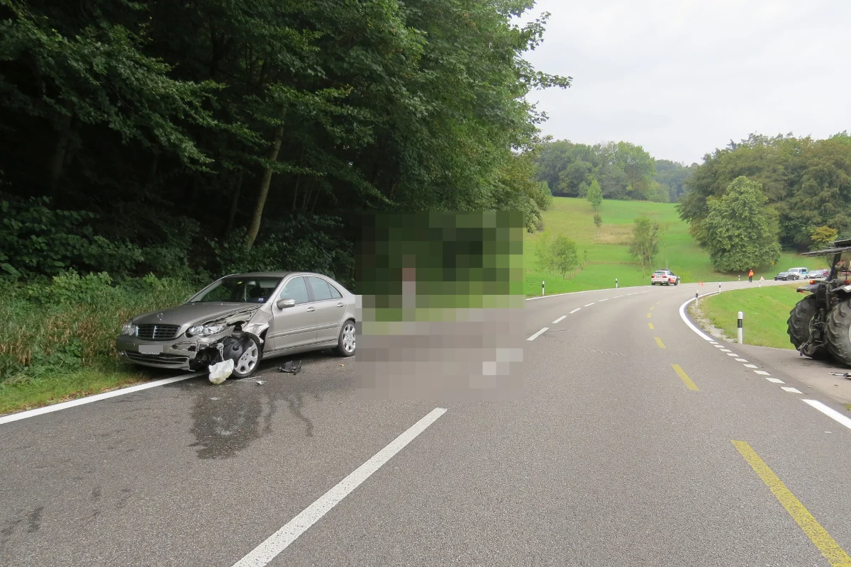 Küttigen AG - Mercedes-Fahrer fährt Traktor hinten rein