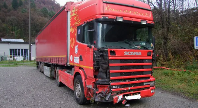 Leggia: Sattelschlepper nach Unfall auf Nebenstrasse unterwegs 
