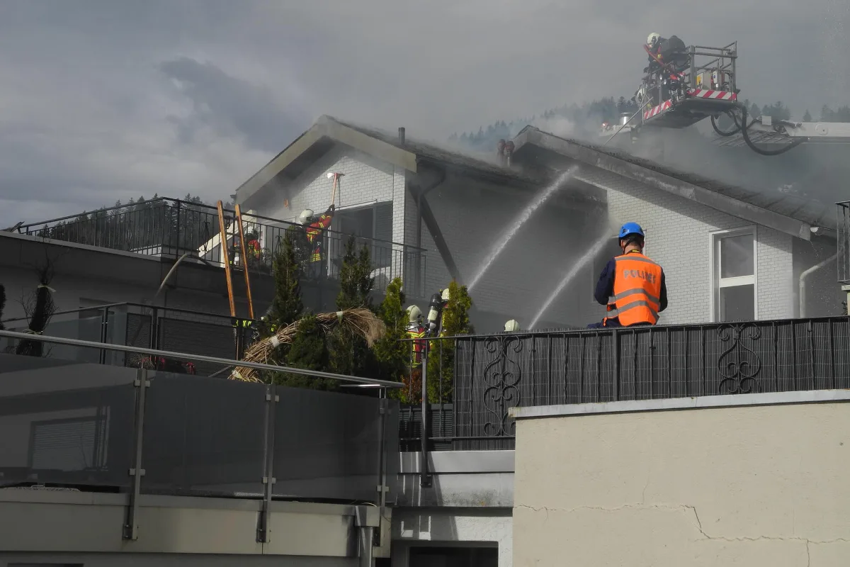 Brand eines Wohn- und Geschäftshauses in Rothenthurm