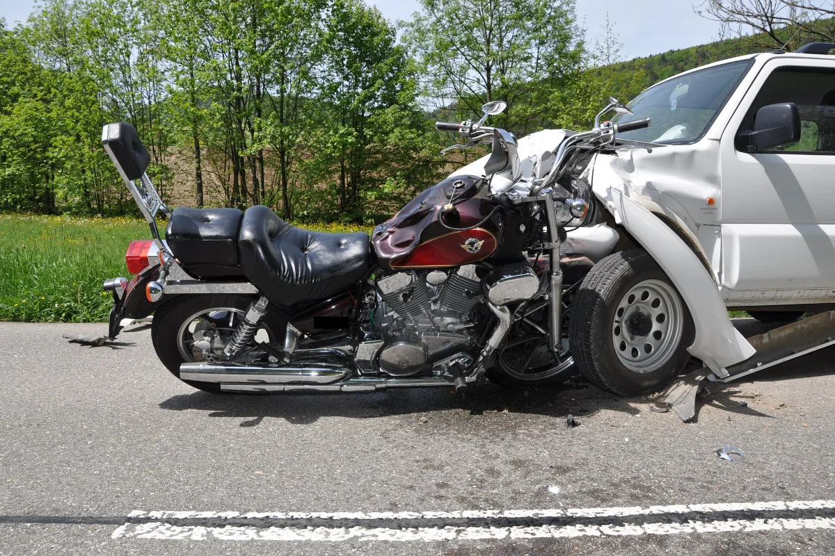 Frontalcrash in Seewen fordert verletzten Motorradfahrer