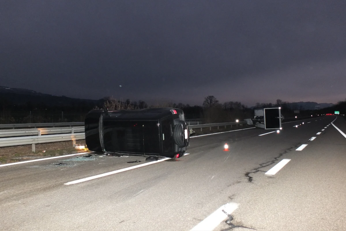 Kriessern: Zugfahrzeug und Anhänger auf der A13 überschlagen