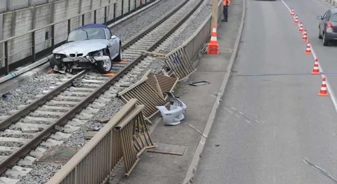 BMW landet in Stansstad auf Bahntrasse