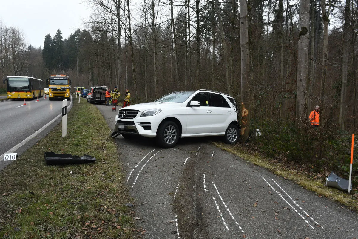 Kloten: Auto kracht in einen Baum - Zeugenaufruf