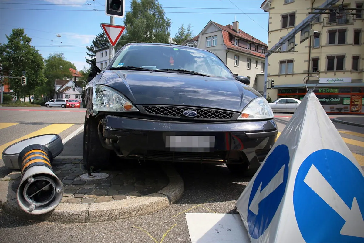 St. Gallen SG - In Inselschutzpfosten gefahren