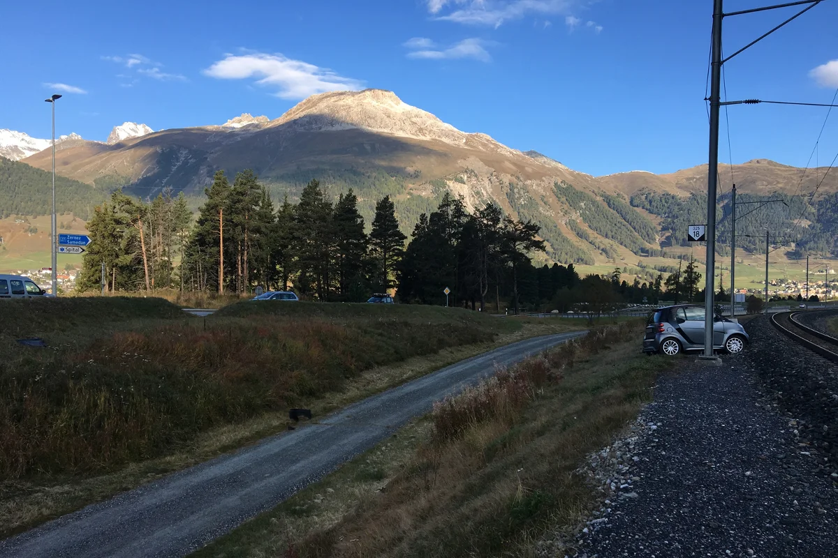 Samedan GR - Smart landet auf Bahntrasse